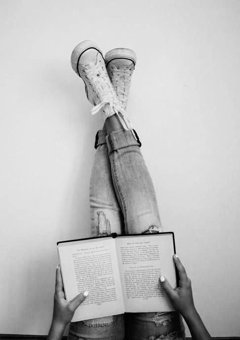 a-girl-who-is-reading-books-but-her-mind-is-full-of-the-best-digital-marketing-strategist-in-calicut